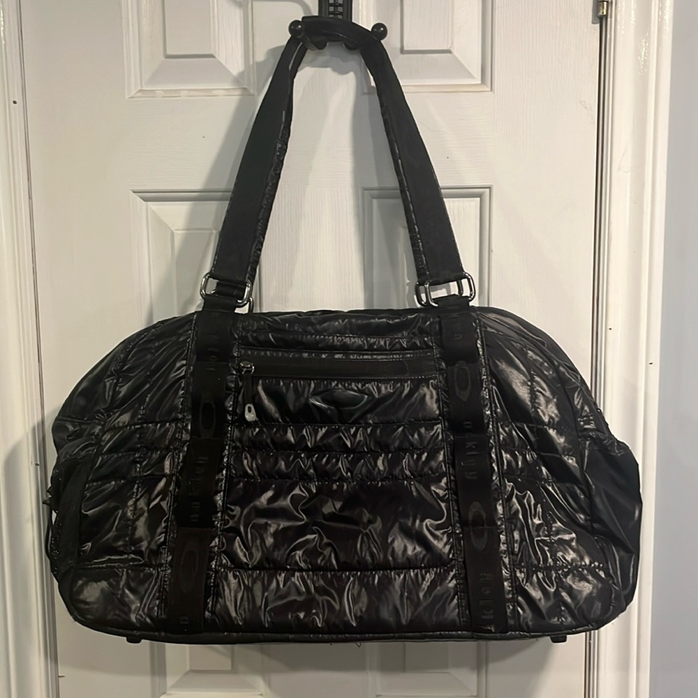 OAKLEY DUFFLE GYM TO STREET BAG 19”x12”x9” black puffer